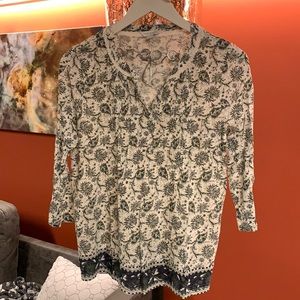 Lucky Brand floral decor casual top, worn once well cared for! Size M